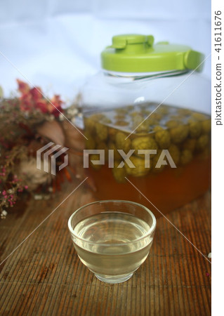 Honey-pickled green plums 41611676