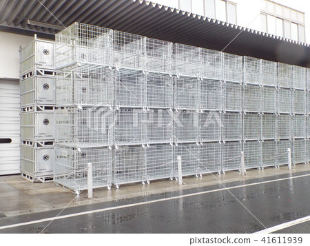 A large cage is used for the tuna's freezing warehouse 41611939