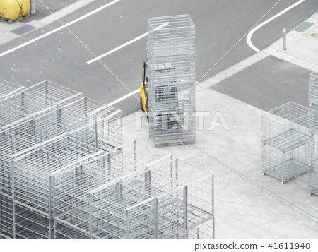 A large cage is used for the tuna's freezing warehouse 41611940