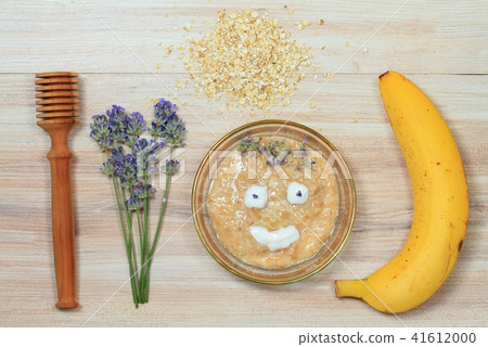 Face mask from oatmeal, yogurt, banana  and honey 41612000