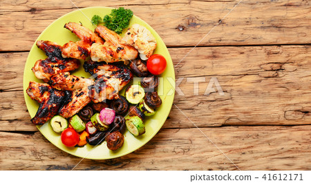 Chicken wings with crispy crust 41612171
