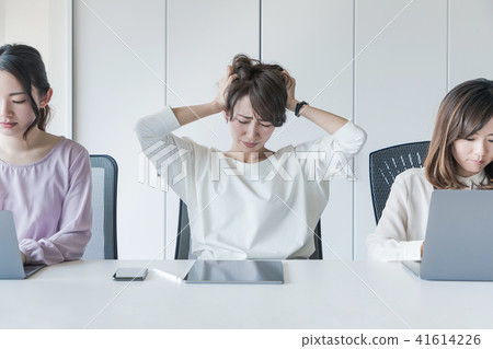 一個女人抱著一個頭 41614226