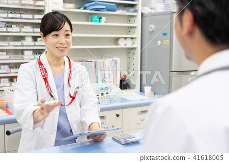 Pharmacist pharmacy medical image Pharmacist pharmacy medical image 41618005