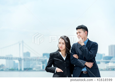 Male and female looking far in the arms (business image) 41618599