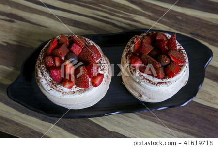 Strawberry Pavlova 41619718