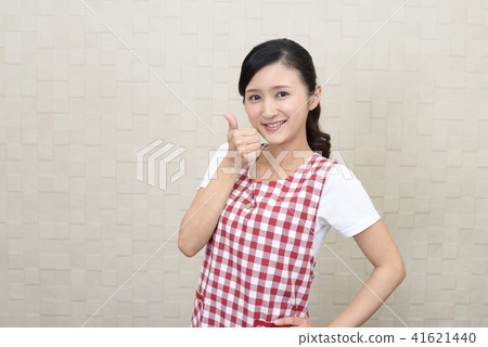 A woman in an apron 41621440