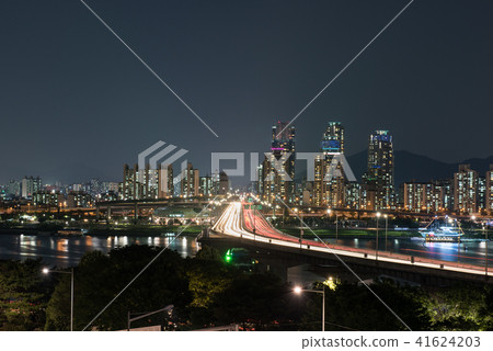 河和橋樑夜視圖在市中心 41624203