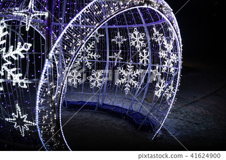 Snowlakes light dome installation Snowlakes light dome installation 41624900