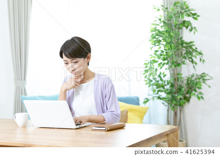 Using a computer woman female portrait smile white house fashionable house with white background and female tag 41625394