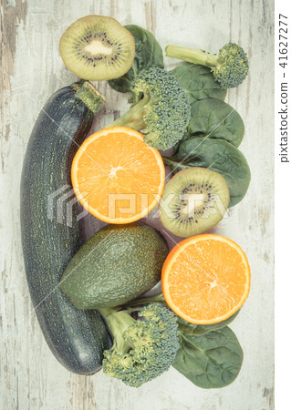 Fruits and vegetables containing vitamin K Fruits and vegetables containing vitamin K 41627277