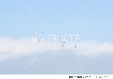 Baku under construction.Cranes adove the clouds 41629340