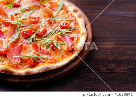 ham pizza with arugula close up with copy space 41629848