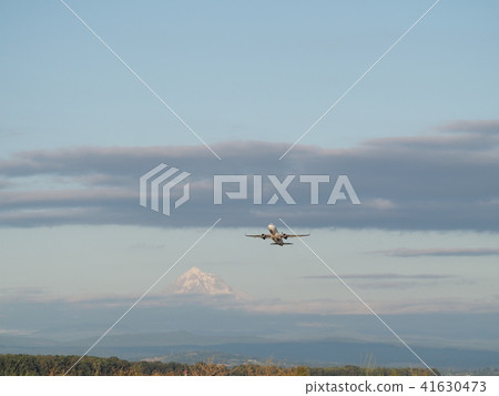 Flying planes and Mount Hood (Portland International Airport, Oregon) Flying planes and Mount Hood (Portland International Airport, Oregon) 41630473
