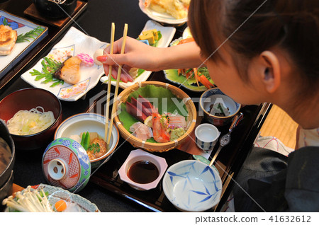 在温泉酒店享用一顿美式女性日本料理 图库照片