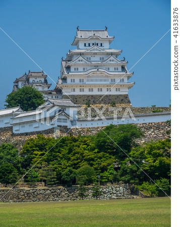 A fresh green Himeji castle A fresh green Himeji castle 41633876