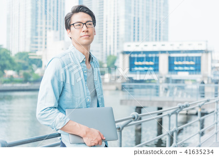 Nomad worker engineer male 41635234