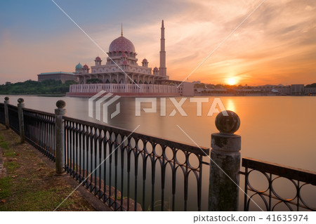 Beautiful putra Mosque in morning at Putrajaya Beautiful putra Mosque in morning at Putrajaya 41635974