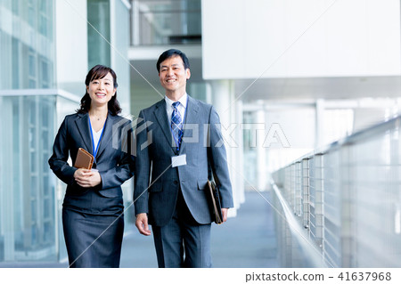 Boss and senior executives and young employees male employees and female employees business people business scenes office scenes 41637968