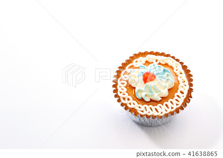 cup cake isolated on white 41638865
