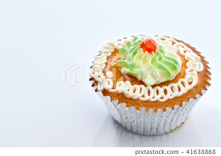 cup cake isolated on white cup cake isolated on white 41638868