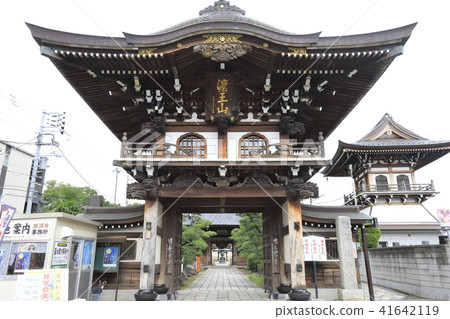 The mountain gate of Manamanji Temple in Matsudo City, Chiba Prefecture The mountain gate of Manamanji Temple in Matsudo City, Chiba Prefecture 41642119