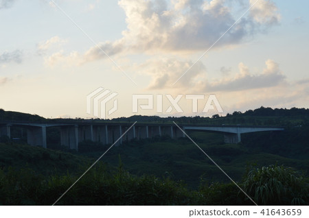 從別府看到的大分高速公路 從別府看到的大分高速公路 41643659
