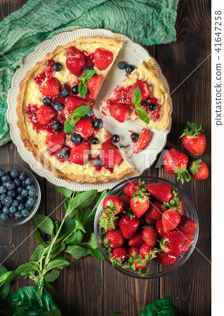 Tart with cheese, strawberries and blueberries Tart with cheese, strawberries and blueberries 41647258