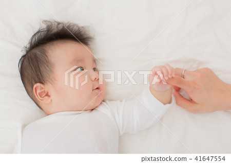 Baby hand 41647554