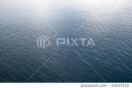 Water crest 41647918