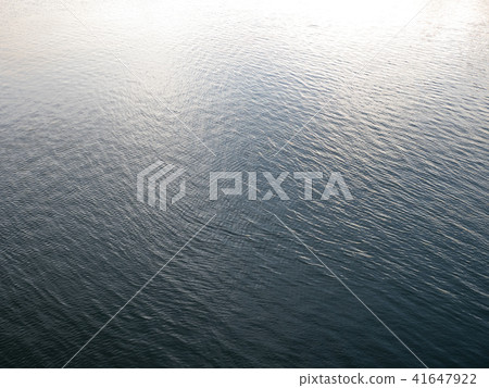 Water crest 41647922