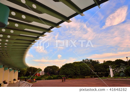 以港口為目的的小山公園,白雲在深藍色的天空中漂浮 以港口為目的的小山公園,白雲在深藍色的天空中漂浮 41648282