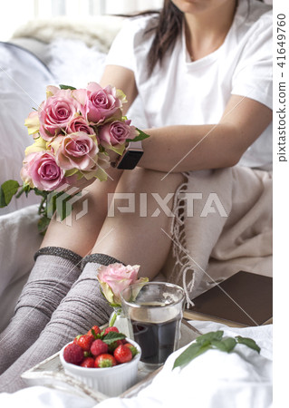 Romantic breakfast in bed. A bouquet of roses and a fragrant morning coffee. Fresh strawberries. 41649760