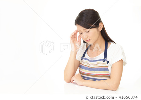 Housewife holding a head 41650374