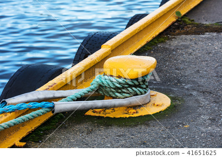 mooring pole braided with mooring ropes 41651625