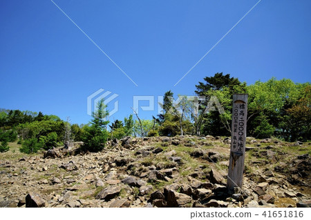 Walking on a pleasant ridgeline (Photo location: Bodhisattva, altitude of 2,000 m near the signpost) 41651816