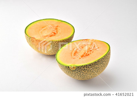 Melon cut in half 41652021
