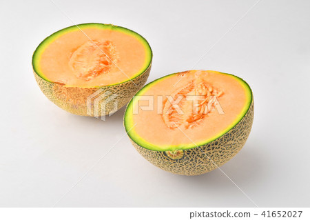 Melon cut in half 41652027