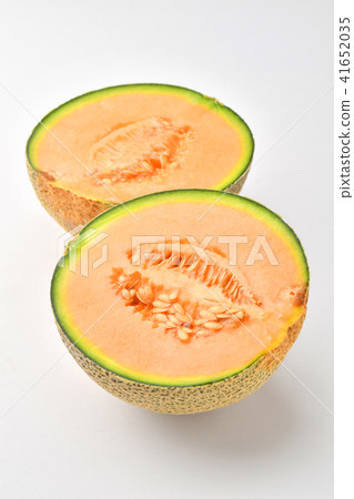 Melon cut in half 41652035