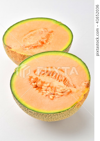 Melon cut in half 41652036