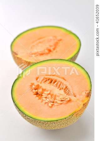 Melon cut in half 41652039