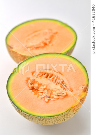 Melon cut in half 41652040