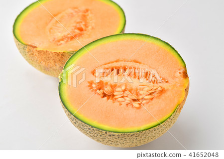 Melon cut in half 41652048