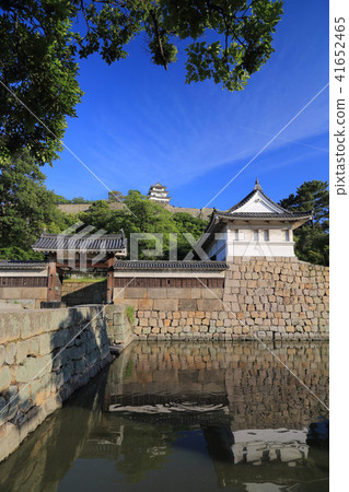 香川縣丸龜市“丸龜城”從護城河，大門和城堡塔（現有的塔）內看到的主要的兩個門 41652465
