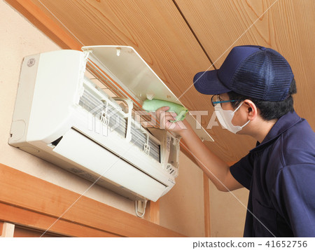 The hand of the worker cleaning the dirty air conditioner 41652756