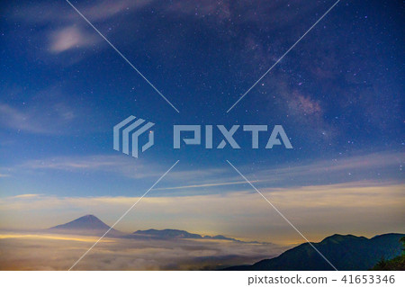 (Yamanashi Prefecture) Hoshizora · Milky Way and Mt. Fuji (Yamanashi Prefecture) Hoshizora · Milky Way and Mt. Fuji 41653346