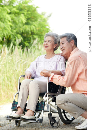 自然心理治療 老夫婦散步 自然心理治療 老夫婦散步 41655358