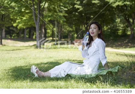 年輕的女人，放鬆，公園 41655389