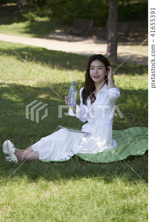 年輕的女人，放鬆，公園 41655391