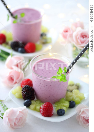 Mixed berry smoothie 41656453