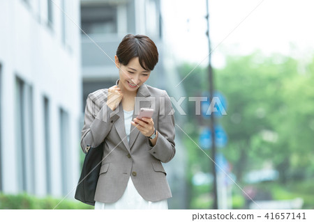 婦女在西裝與手機辦公室女士新鮮綠色OL商務套裝肖像招聘 婦女在西裝與手機辦公室女士新鮮綠色OL商務套裝肖像招聘 41657141